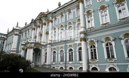 Vue de dessous d'une façade colorée étonnante du célèbre bâtiment historique.Saint-Pétersbourg, Russie, Palais d'hiver et façade du musée de l'Ermitage. Banque D'Images