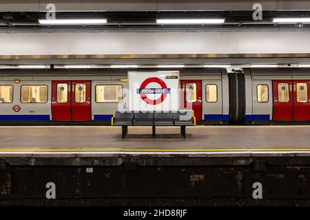 Le train Metropolitan Line se termine à la station Moorgate sur le métro de Londres Banque D'Images