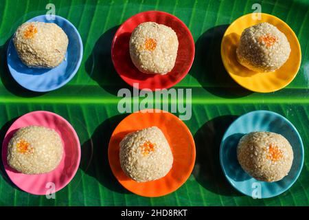 Til ka Laddoo fait de graines de sésame et de jaggery ou de sucre, également connu sous le nom de Til baati servi pour le concept de festival de Makar sankranti Banque D'Images