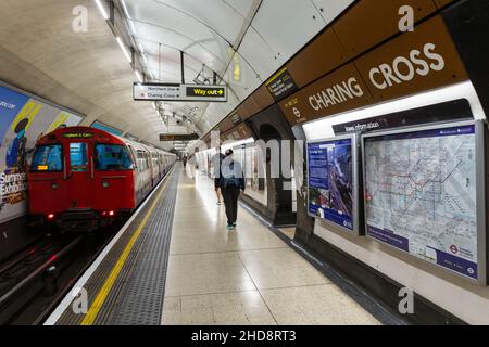 Plate-forme Bakerloo Line à la station Charing Cross du métro de Londres Banque D'Images