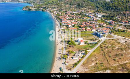 Vue aérienne de coucher de soleil magnifique Neos Marmaras cityscape et lointain l'île de la tortue en Grèce. Banque D'Images