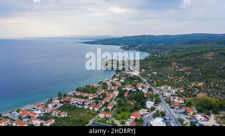 Vue aérienne de coucher de soleil magnifique Neos Marmaras cityscape et lointain l'île de la tortue en Grèce. Banque D'Images