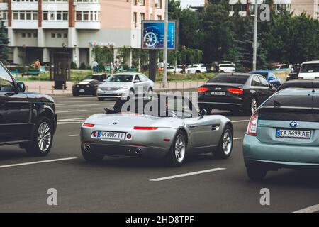 Kiev, Ukraine - 19 juin 2021 : le roadster allemand gris BMW Z8 en mouvement Banque D'Images