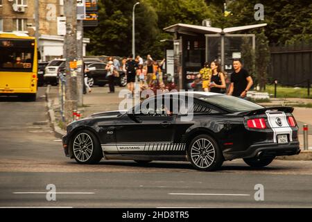 Kiev, Ukraine - 19 juin 2021: Black Ford Mustang GT 5,0 en mouvement.Muscle car américain sur la route Banque D'Images