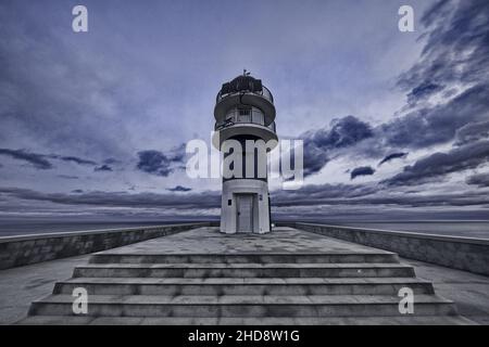 Phare de Cabo Ortegal sur la côte de la Galice par une journée nuageux en Espagne Banque D'Images