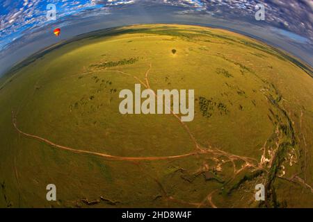 Vue aérienne de la plaine verte et d'une montgolfière à Keny Banque D'Images