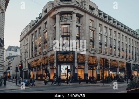 Londres, Royaume-Uni - 23 novembre 2021 : lumières et décorations de Noël sur le Burberry Store extérieur sur Regent Street, une rue commerçante majeure dans l'Ouest Banque D'Images