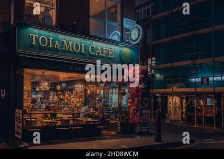 Londres, Royaume-Uni - 23 novembre 2021 : vue sur toi et moi Cafe à Soho, un quartier célèbre de Londres avec de nombreux bars et restaurants, le soir d'automne. Banque D'Images