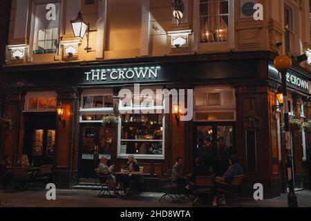 Londres, Royaume-Uni - 23 novembre 2021 : personnes assises aux tables extérieures du pub Crown sur Seven Dials à Covent Garden, l'un des touristes les plus populaires Banque D'Images