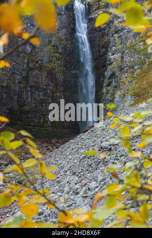 Njupeskär, chute d'eau de 93 mètres de haut dans la rivière Njupån dans le parc national de Fulufjället en automne, Dalarna, Suède Banque D'Images