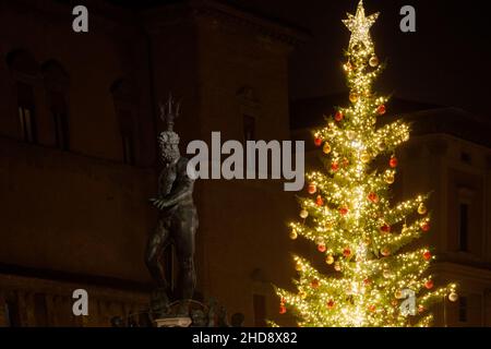 Bologne, ITALIE.4 décembre 2021.Vue générique de l'arbre de noël situé sur la Piazza del Nettuno et la fontaine de Neptune (l'un des symboles de Bolo Banque D'Images