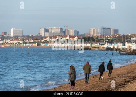 Horizon de la ville de Southend on Sea, Essex, Royaume-Uni, vue de Thorpe Bay en face de l'estuaire de la Tamise.Les gens qui marchent sur la plage Banque D'Images