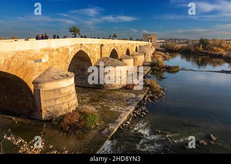 CORDOBA ANDALOUSIE ESPAGNE EN HIVER LE PONT ROMAIN PUENTE ROMANO AU-DESSUS DU FLEUVE GUADALQUIVIR Banque D'Images