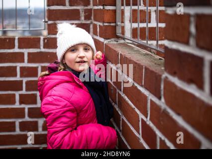 Fille sur la tour du château Ludgardy reconstruit à Poznan, colline de Przemysl. Banque D'Images
