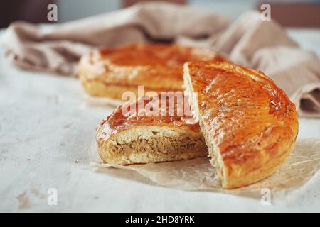 Nourriture traditionnelle nationale caucasienne, tartes ossètes, khachapuri, chudu Banque D'Images