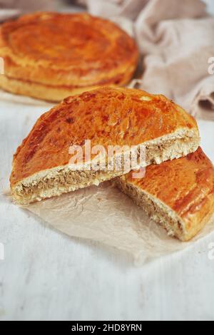 Nourriture traditionnelle nationale caucasienne, tartes ossètes, khachapuri, chudu Banque D'Images