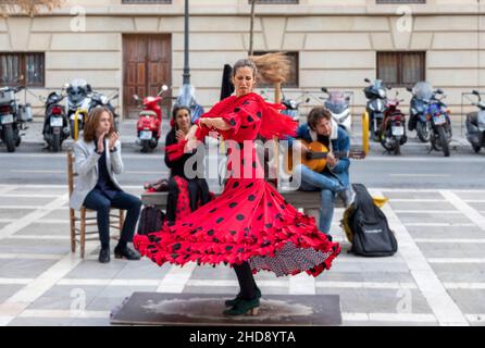 GRANADA ANDALUCIA ESPAGNE DANSEUSE DE FLAMENCO COLORÉE DANSANT SUR LA PLAZA DE SANTA ANA Banque D'Images