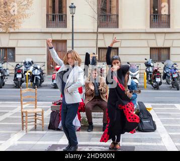 GRENADE ANDALOUSIE ESPAGNE DEUX BONS DANSEURS DE FLAMENCO DANSANT SUR LA PLAZA DE SANTA ANA Banque D'Images