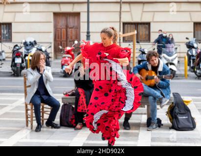 GRENADE ANDALOUSIE ESPAGNE DANSEUSE DE FLAMENCO TRÈS COLORÉE DANSANT SUR LA PLAZA DE SANTA ANA Banque D'Images