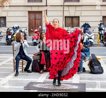 GRENADE ANDALOUSIE ESPAGNE DANSEUSE DE FLAMENCO TRÈS COLORÉE DANSANT SUR LA PLAZA DE SANTA ANA Banque D'Images