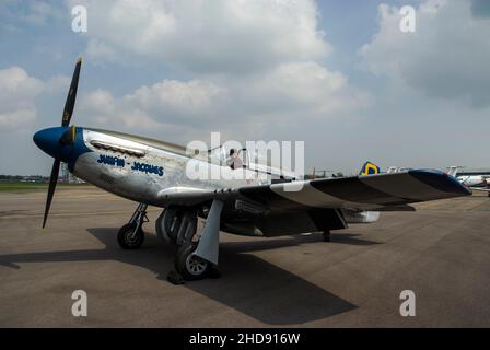 Peter Teichman dans son avion de chasse Hangar 11 North American P-51 Mustang à l'aéroport Southend de Londres pour promouvoir le Southend Airshow, Essex, Royaume-Uni Banque D'Images