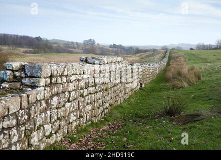 Le mur d'Hadrien, un mur impressionnant construit à travers le haut de l'Angleterre par les Romains Banque D'Images