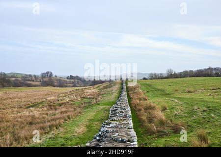 Le mur d'Hadrien, un mur impressionnant construit à travers le haut de l'Angleterre par les Romains Banque D'Images