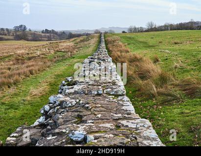 Le mur d'Hadrien, un mur impressionnant construit à travers le haut de l'Angleterre par les Romains Banque D'Images