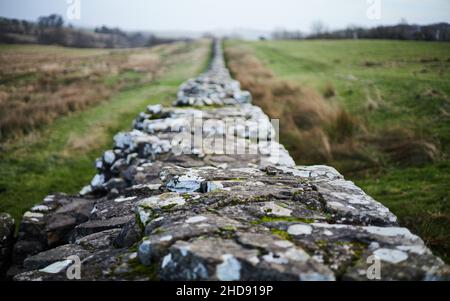 Le mur d'Hadrien, un mur impressionnant construit à travers le haut de l'Angleterre par les Romains Banque D'Images