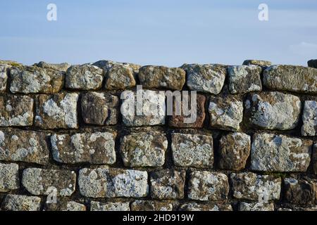 Le mur d'Hadrien, un mur impressionnant construit à travers le haut de l'Angleterre par les Romains Banque D'Images