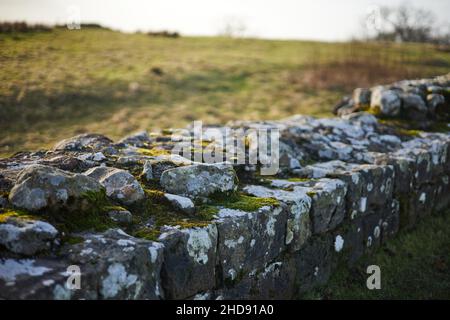 Le mur d'Hadrien, un mur impressionnant construit à travers le haut de l'Angleterre par les Romains Banque D'Images