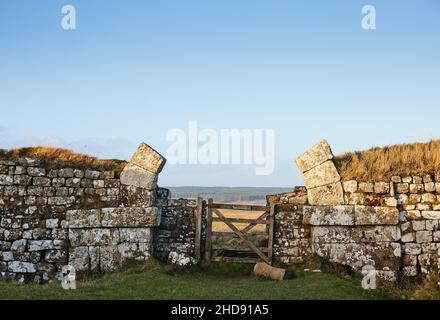 Le mur d'Hadrien, un mur impressionnant construit à travers le haut de l'Angleterre par les Romains Banque D'Images