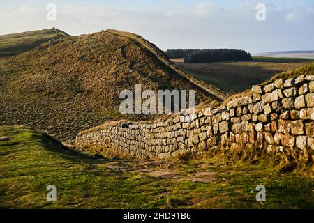 Le mur d'Hadrien, un mur impressionnant construit à travers le haut de l'Angleterre par les Romains Banque D'Images