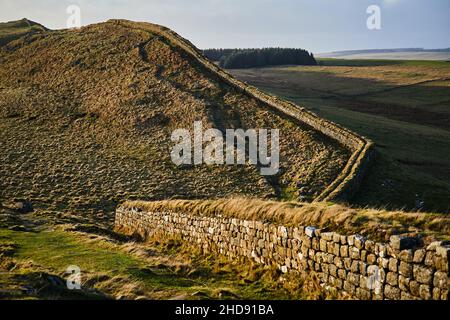 Le mur d'Hadrien, un mur impressionnant construit à travers le haut de l'Angleterre par les Romains Banque D'Images