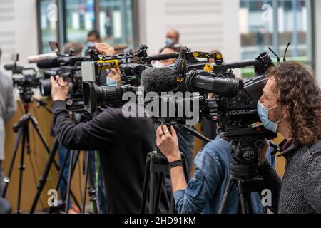 Médias, caméras de différents diffuseurs lors d'une conférence de presse, à l'heure de Corona, cameramen avec masque de protection bouche-nez, Allemagne Banque D'Images