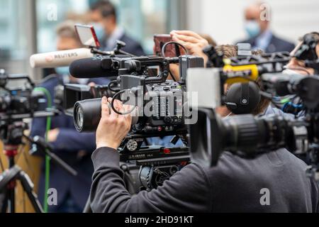 Médias, caméras de différents diffuseurs lors d'une conférence de presse, à l'heure de Corona, cameramen avec masque de protection bouche-nez, Allemagne Banque D'Images