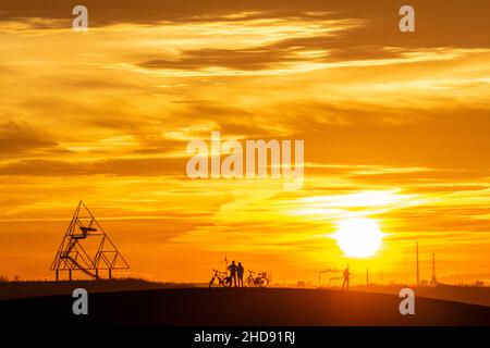 Ciel rouge du soir, coucher de soleil, vue depuis le slagheap de Mottbruch à Gladbeck, à l'ouest, jusqu'au slagheap à Beckstrasse, à Bottrop avec le Tetraeder, NRW Banque D'Images