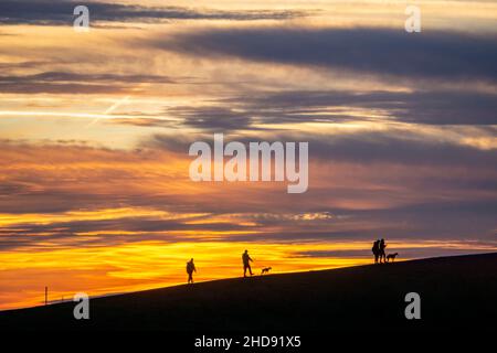 Ciel rouge soir, coucher de soleil, vue de Mottbruch Halde à Gladbeck, à l'ouest, marcheurs avec chiens, NRW, Allemagne, Banque D'Images