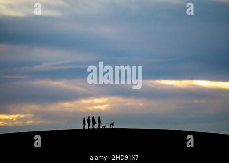 Ciel rouge soir, coucher de soleil, vue de Mottbruch Halde à Gladbeck, à l'ouest, marcheurs avec chiens, NRW, Allemagne, Banque D'Images