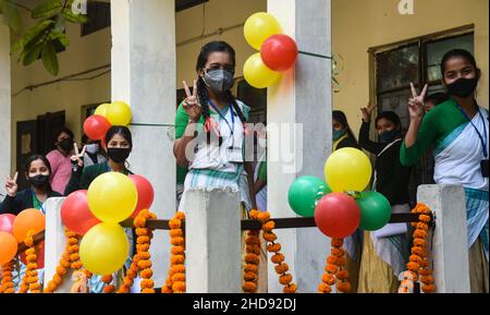 Les élèves en attente de recevoir un vaccin contre LE COVI-19, lors d'une campagne de vaccination pour les personnes du groupe d'âge 15-18 ans dans une école de Guwahati, Assam, Inde, le 3 janvier 2022.L'Inde a détecté plus de 1 700 cas de variante d'Omicron d'une nouvelle infection à coronavirus. Banque D'Images