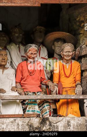 Effigies de morts (Tau Tau) enterrées dans les célèbres grottes funéraires de Lonsa, près de la ville de Rantepao.Londa, Rantepao, Toraja, Sulawesi du Sud, Indonésie Banque D'Images