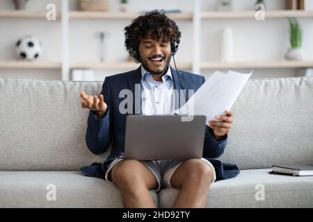 Un employé indien positif ayant une vidéoconférence, à l'intérieur de la maison Banque D'Images