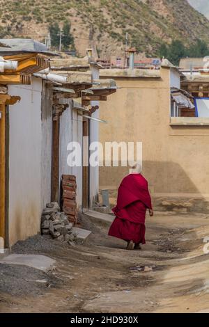 XIAHE, CHINE - 24 AOÛT 2018 : moine bouddhiste dans la ville de Xiahe, province de Gansu, Chine Banque D'Images