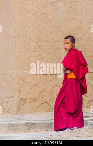 XIAHE, CHINE - 24 AOÛT 2018 : moine bouddhiste dans la ville de Xiahe, province de Gansu, Chine Banque D'Images