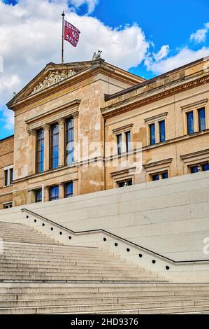 Berlin, Allemagne - 26 avril 2020: Le nouveau musée avec les escaliers de l'entrée moderne du centre d'accueil de l'île du Musée de Berlin dans le front Banque D'Images