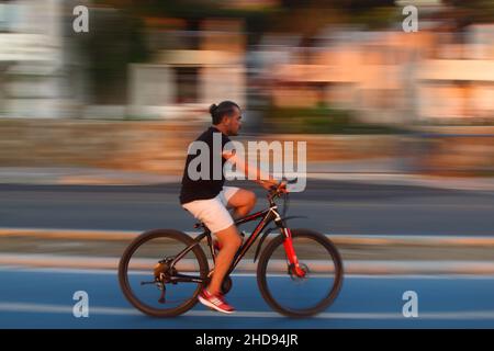 Bodrum, Turquie.04 juillet 2020 : un jeune homme qui fait son vélo avec le réchauffement du temps. Banque D'Images