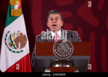 Non exclusif : MEXICO, MEXIQUE - 3 JANVIER 2022 : le directeur de l'Agence fédérale de protection des consommateurs du Mexique, Ricardo Sheffield, s'exprime lors du Banque D'Images