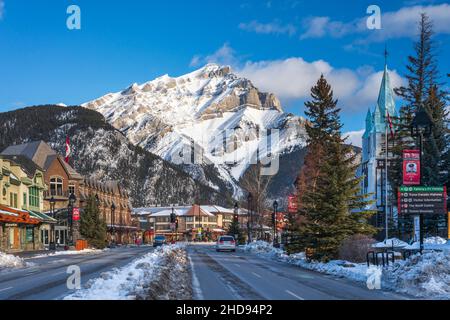 Avenue Banff et Cascade Mountain Parc national Banff, Alberta, Canada. Banque D'Images