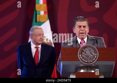 Non exclusif : MEXICO, MEXIQUE - 3 JANVIER 2022 : le directeur de l'Agence fédérale de protection des consommateurs du Mexique, Ricardo Sheffield, s'exprime lors du Banque D'Images