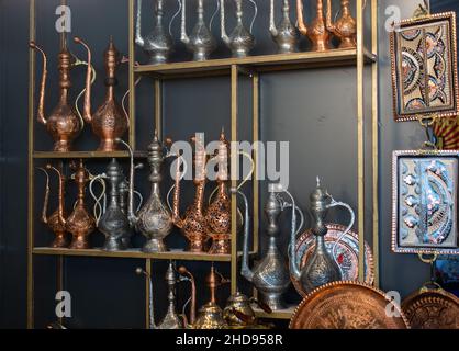 Style très ancienne aiguière en métal Pot d'eau en vue Banque D'Images